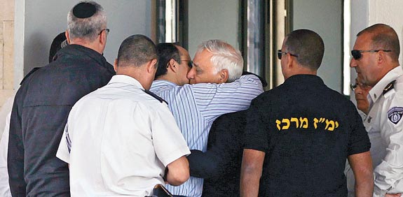 משה קצב נכנס לכלא / צלם: רויטרס